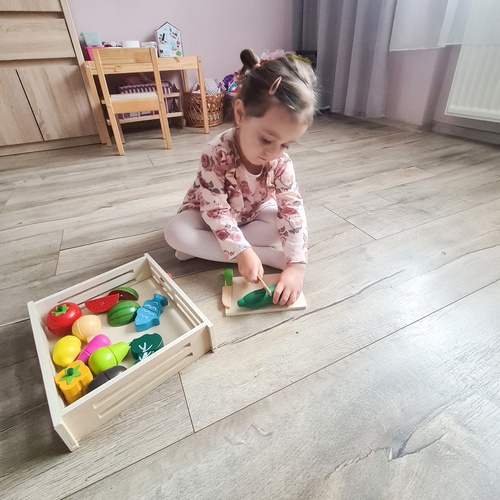 Puidust lõikelaud ja mängu köögiviljade komplekt image 7